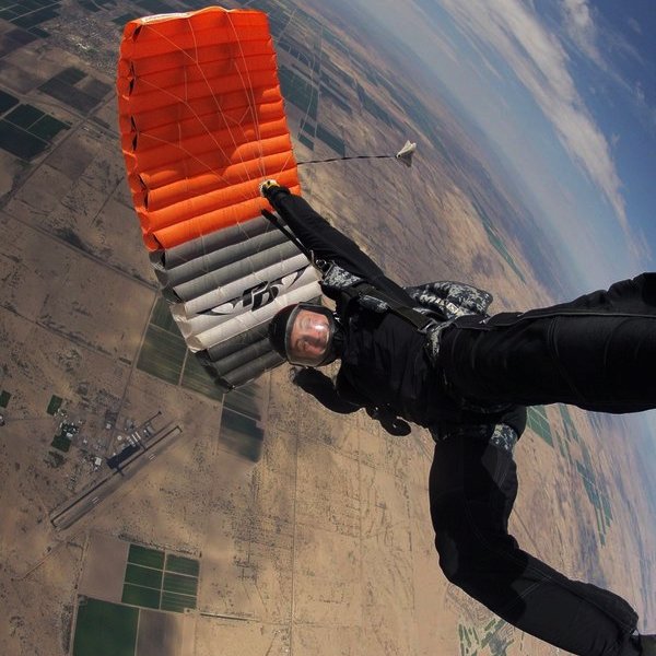 США,самолёт,авиация,путешествия,спорт, Что будет, если поджечь парашют на высоте нескольких тысяч метров над землёй?